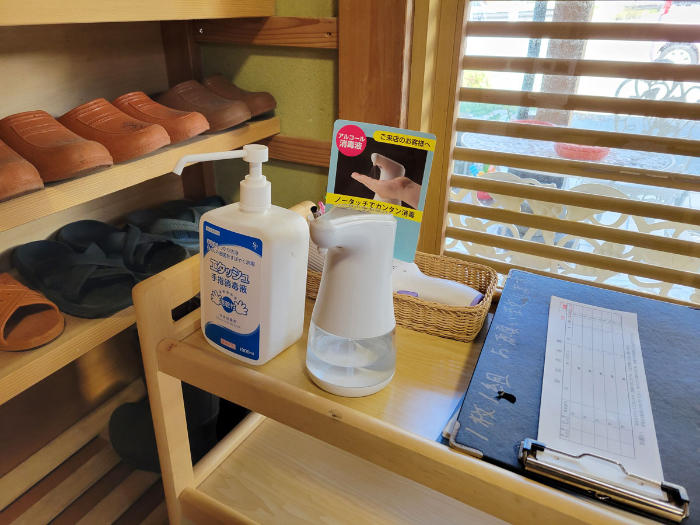 受付に体温計・消毒スプレー等を設置