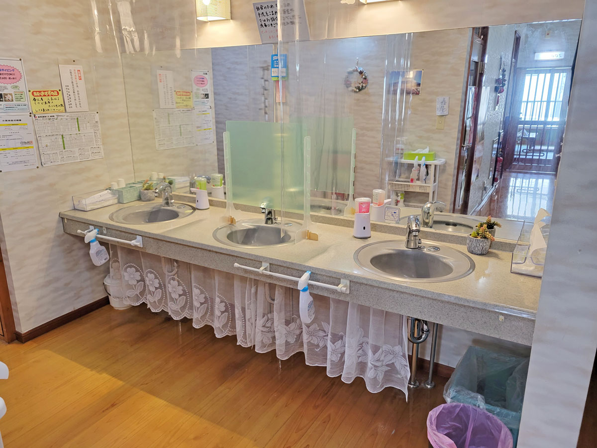 番上屋 2F 洗面所（共有スペース）